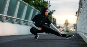 kvinna med hijab tränar